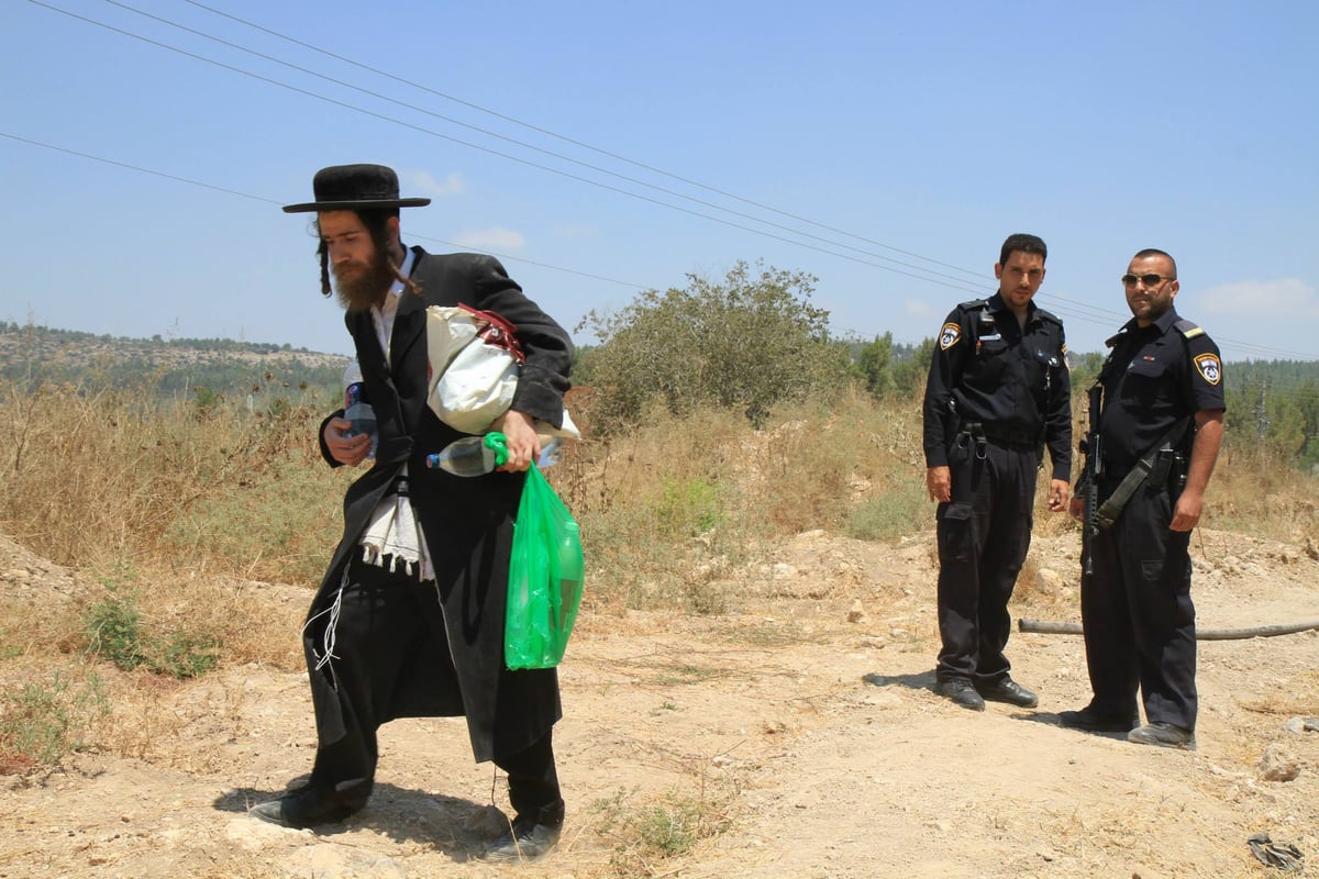 צפו: מפגינים חרדים מחו על 'חילול קברים' סמוך לשער הגיא