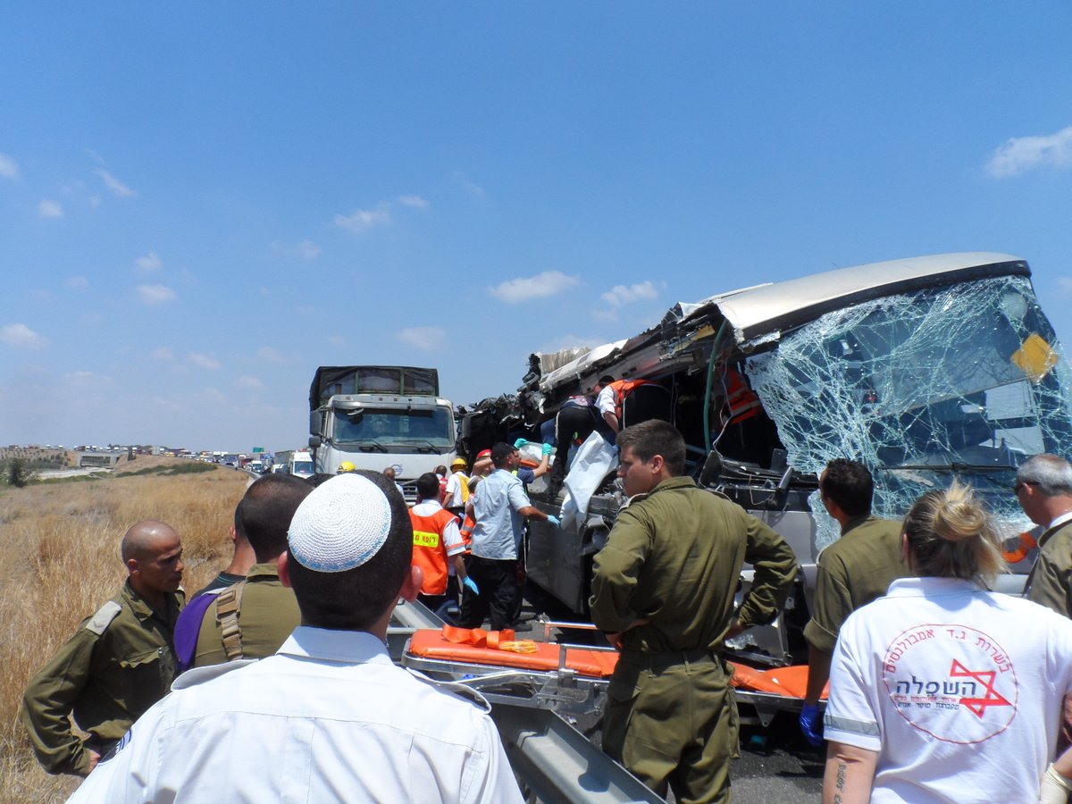 ארבעה הרוגים ו-30 פצועים בתאונה קטלנית בכביש 6