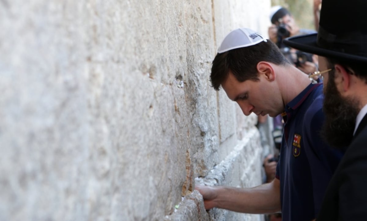 שחקני קבוצת הכדורגל ברצלונה ביקרו בכותל • תמונות