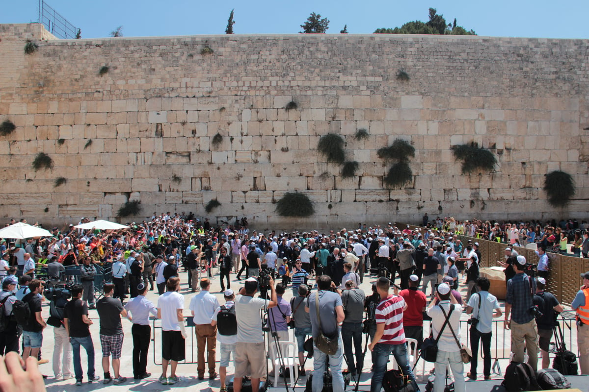 שחקני קבוצת הכדורגל ברצלונה ביקרו בכותל • תמונות