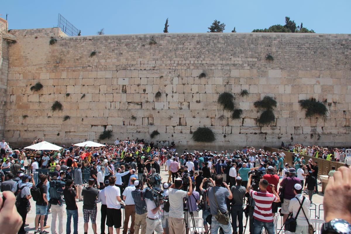 שחקני קבוצת הכדורגל ברצלונה ביקרו בכותל • תמונות