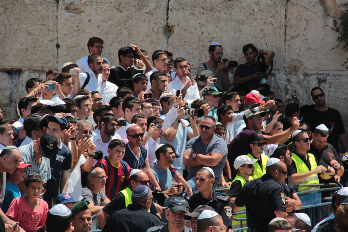 שחקני קבוצת הכדורגל ברצלונה ביקרו בכותל • תמונות