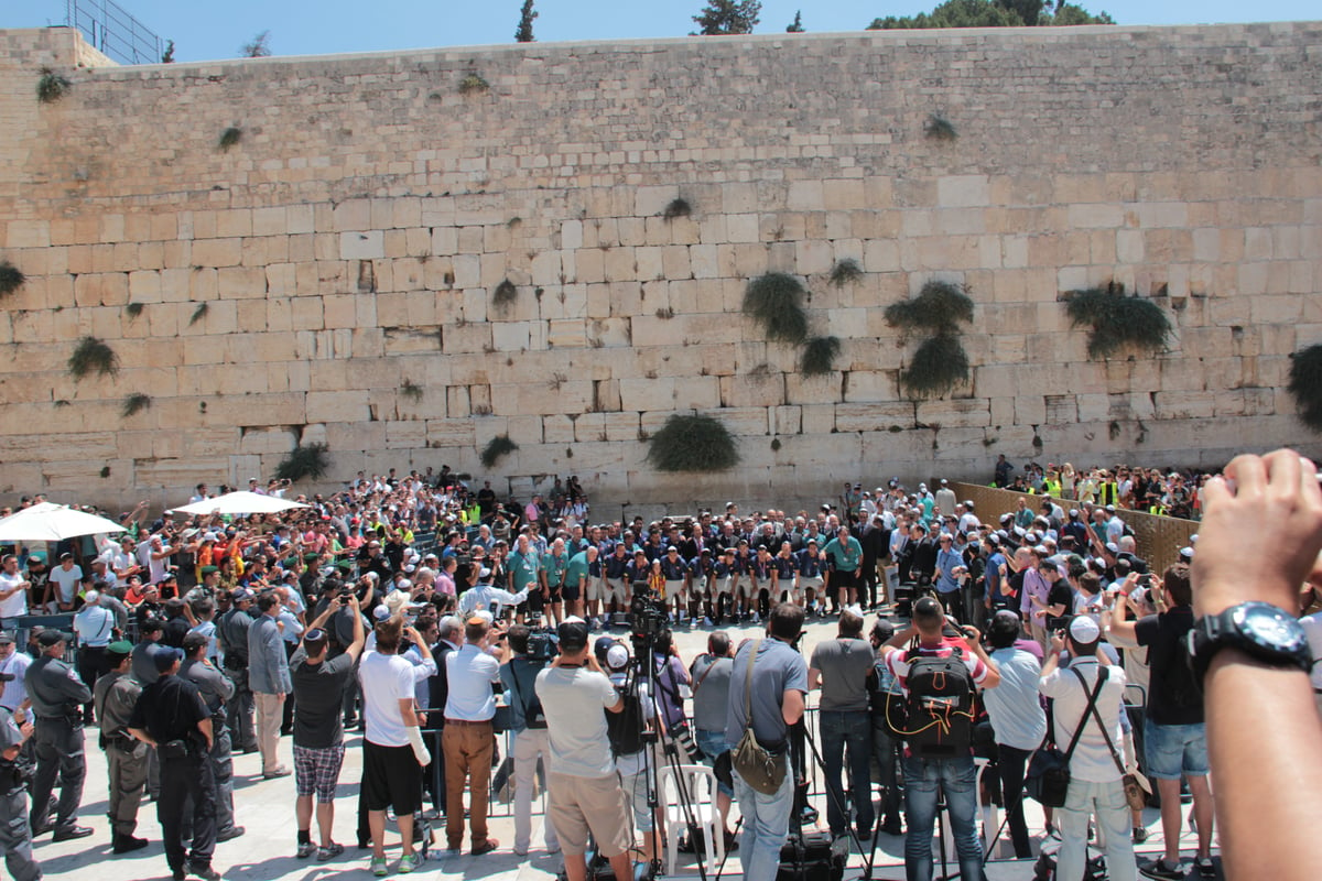 שחקני קבוצת הכדורגל ברצלונה ביקרו בכותל • תמונות