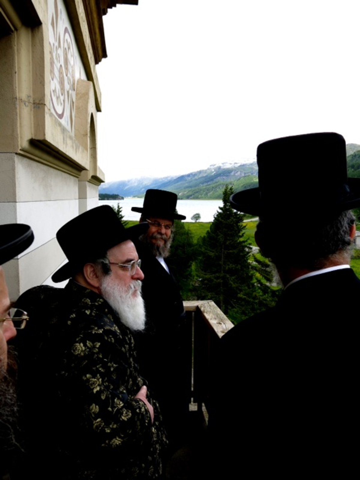 צפו בגלרית ענק: הנופש של הרבי מויז'ניץ בשווייץ