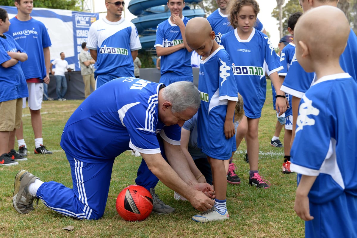 נתניהו שיחק כדורגל עם ילדים חולים • וידאו ותמונות