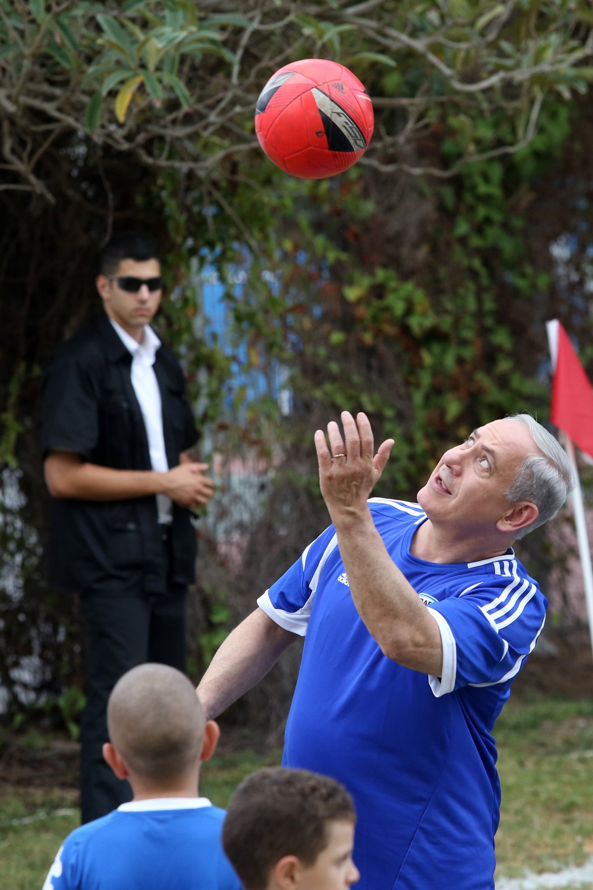 נתניהו שיחק כדורגל עם ילדים חולים • וידאו ותמונות