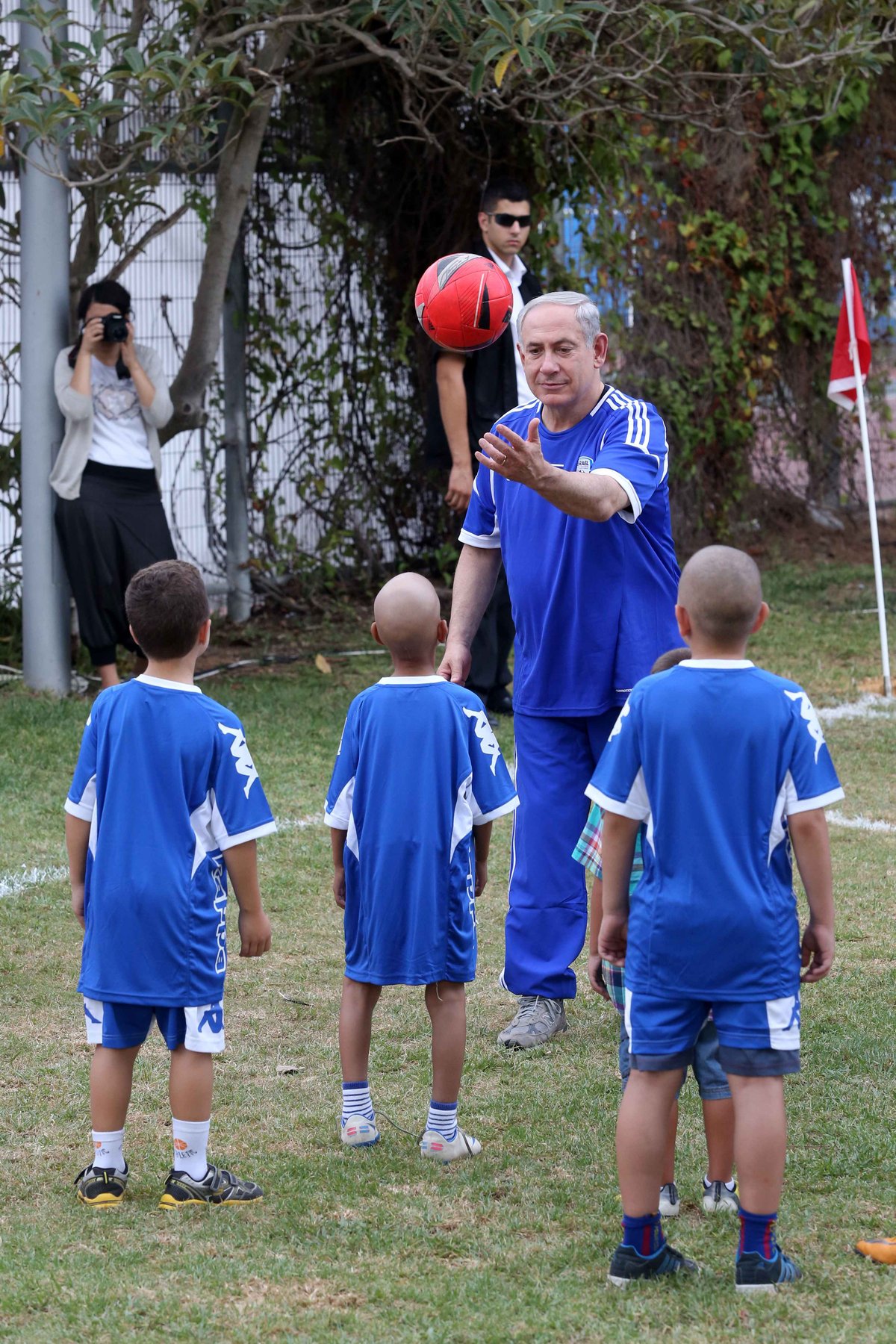 נתניהו שיחק כדורגל עם ילדים חולים • וידאו ותמונות