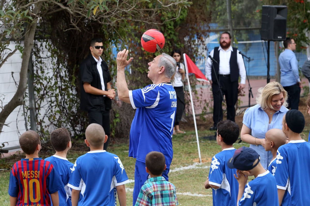 נתניהו שיחק כדורגל עם ילדים חולים • וידאו ותמונות