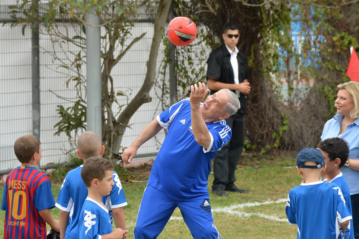 נתניהו שיחק כדורגל עם ילדים חולים • וידאו ותמונות