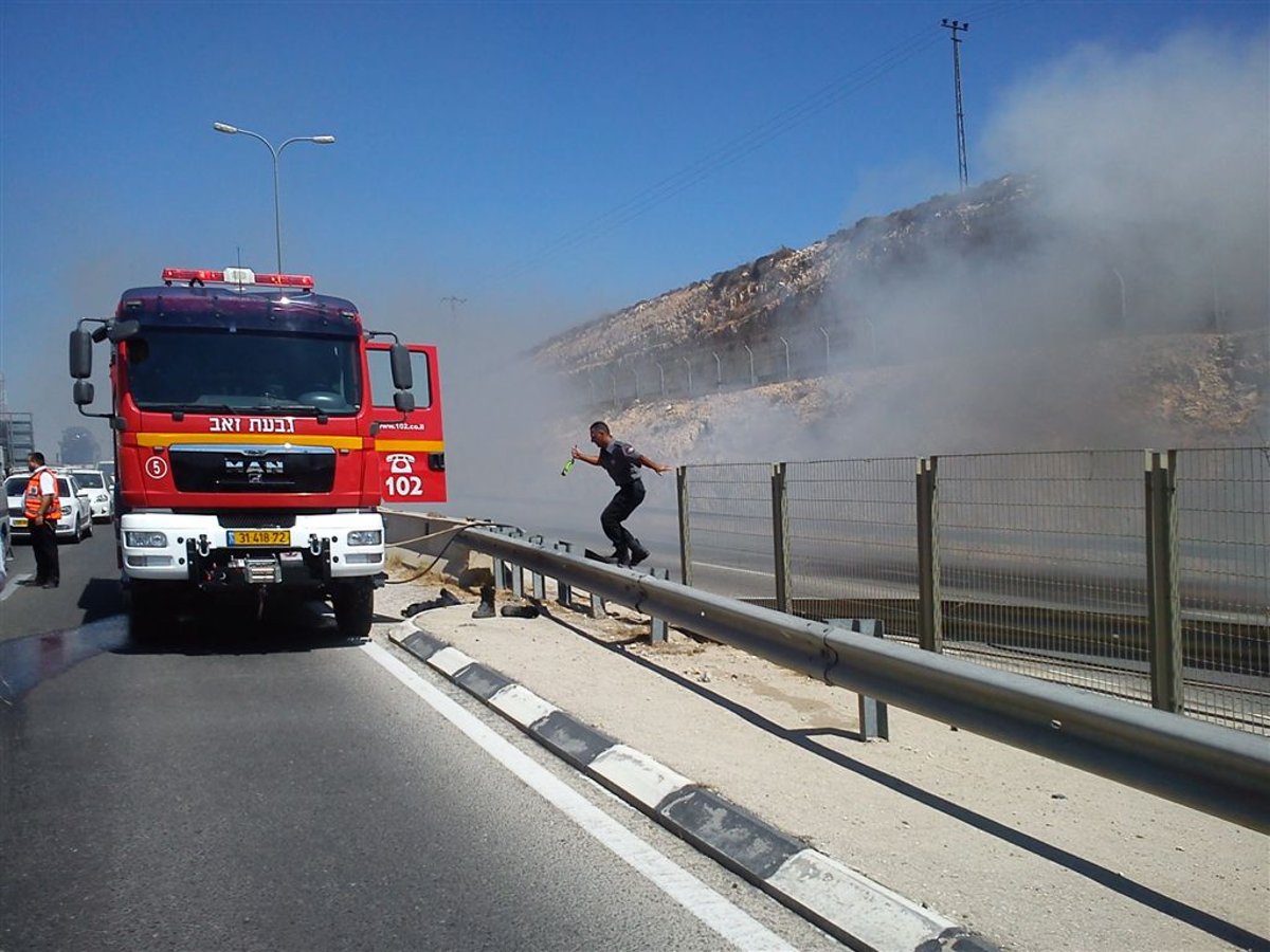 כביש 443: אוטובוס עלה באש, וגרר עומסי תנועה