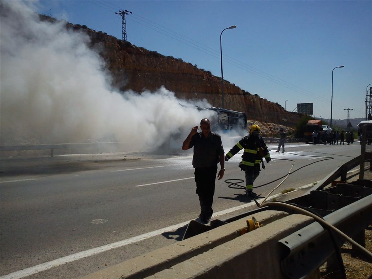 כביש 443: אוטובוס עלה באש, וגרר עומסי תנועה