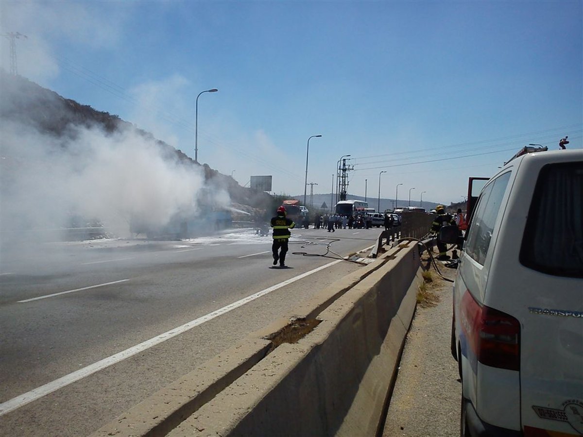 כביש 443: אוטובוס עלה באש, וגרר עומסי תנועה