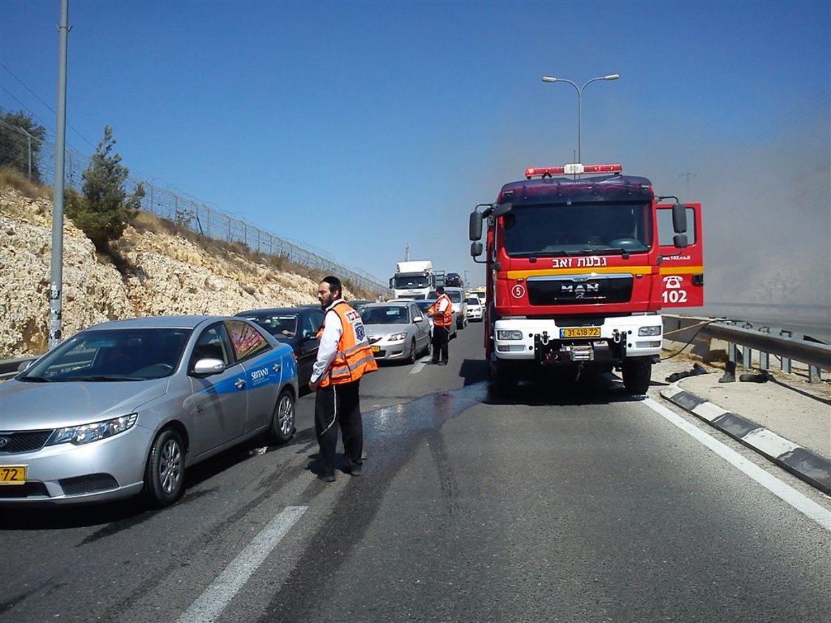 כביש 443: אוטובוס עלה באש, וגרר עומסי תנועה