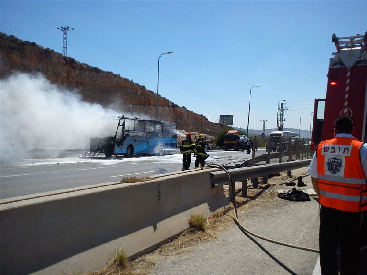 כביש 443: אוטובוס עלה באש, וגרר עומסי תנועה