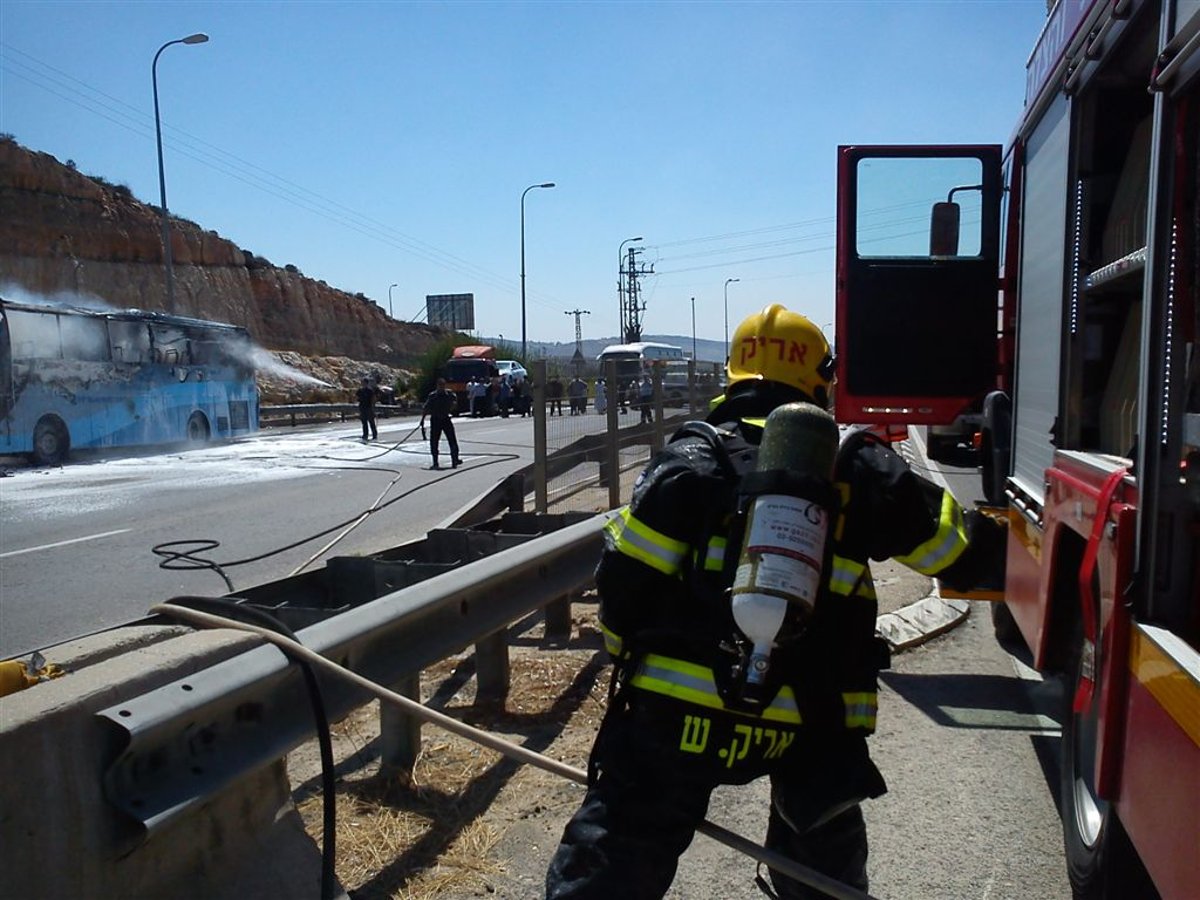 כביש 443: אוטובוס עלה באש, וגרר עומסי תנועה