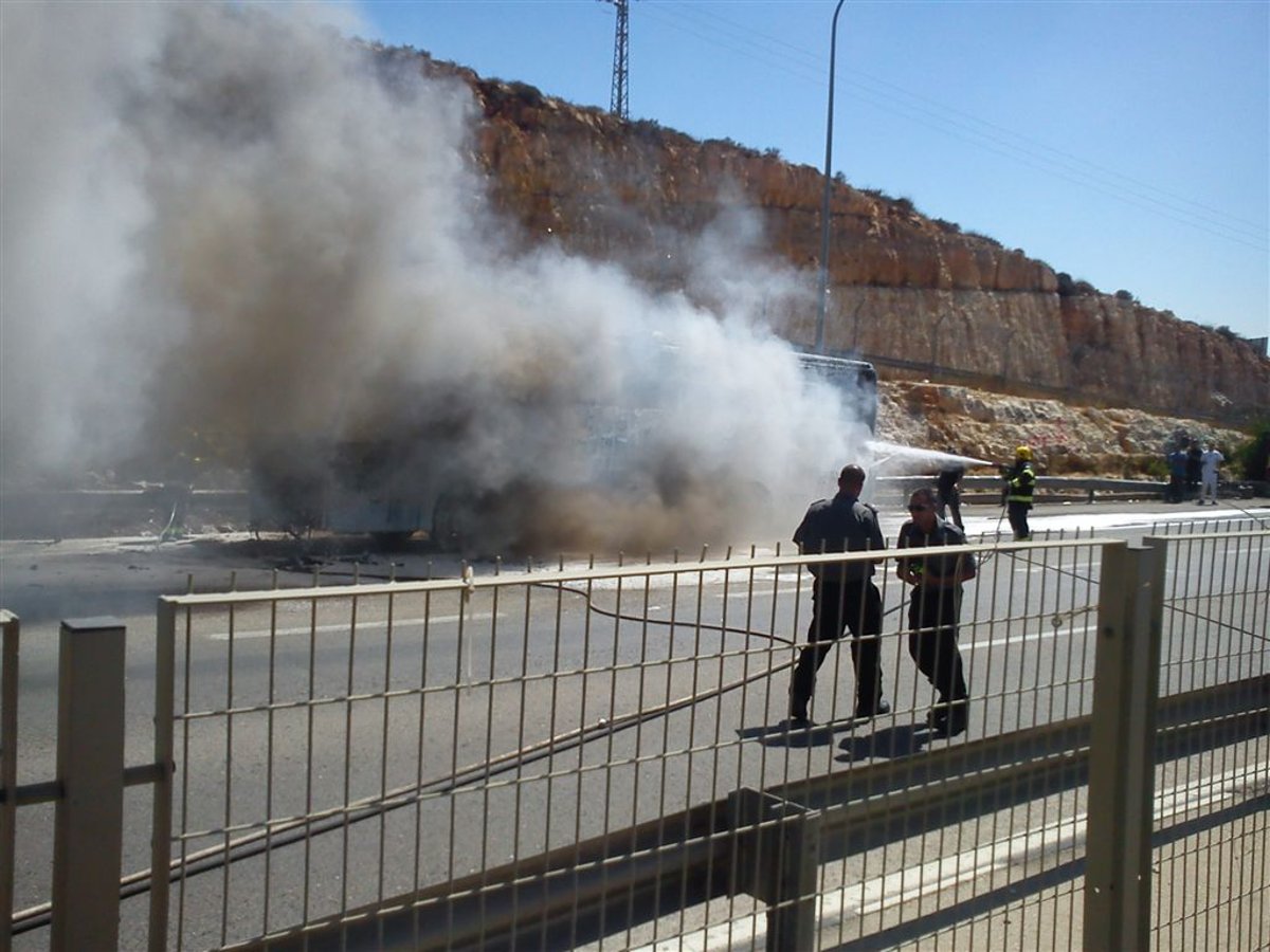 כביש 443: אוטובוס עלה באש, וגרר עומסי תנועה