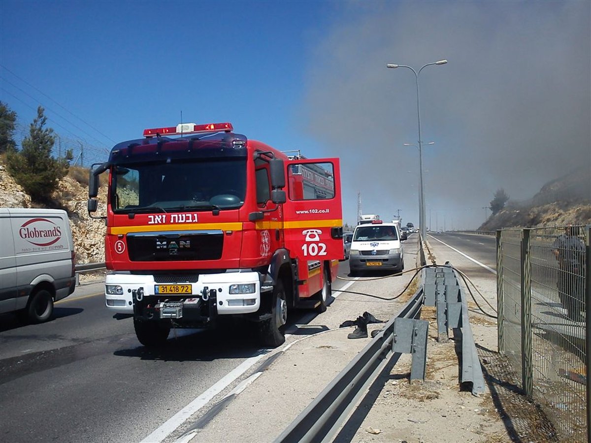 כביש 443: אוטובוס עלה באש, וגרר עומסי תנועה