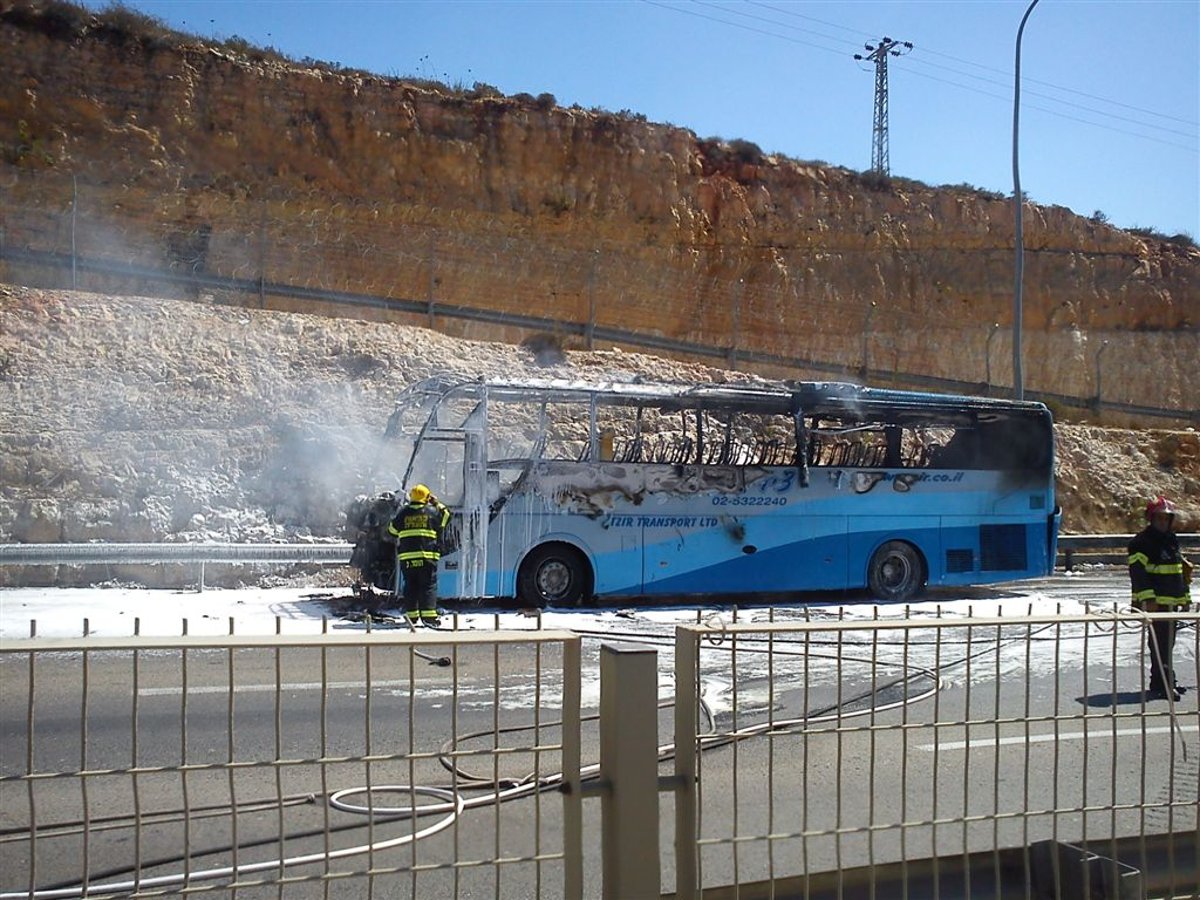 כביש 443: אוטובוס עלה באש, וגרר עומסי תנועה