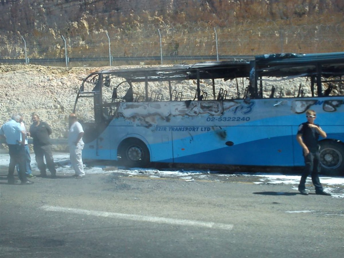 כביש 443: אוטובוס עלה באש, וגרר עומסי תנועה