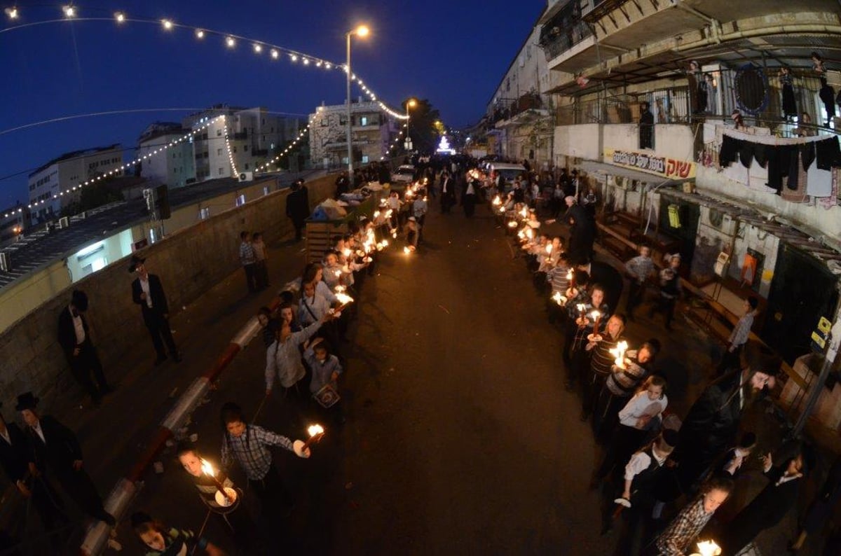 גלריה: הכנסת ספר תורה לישיבת 'שומרי אמונים'