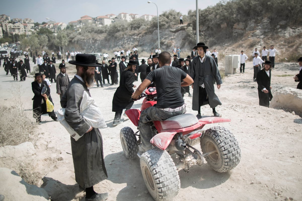 "המאבטחים התפרצו מתוך מתחם החפירות עם טרקטורון על מנת לדרוס"