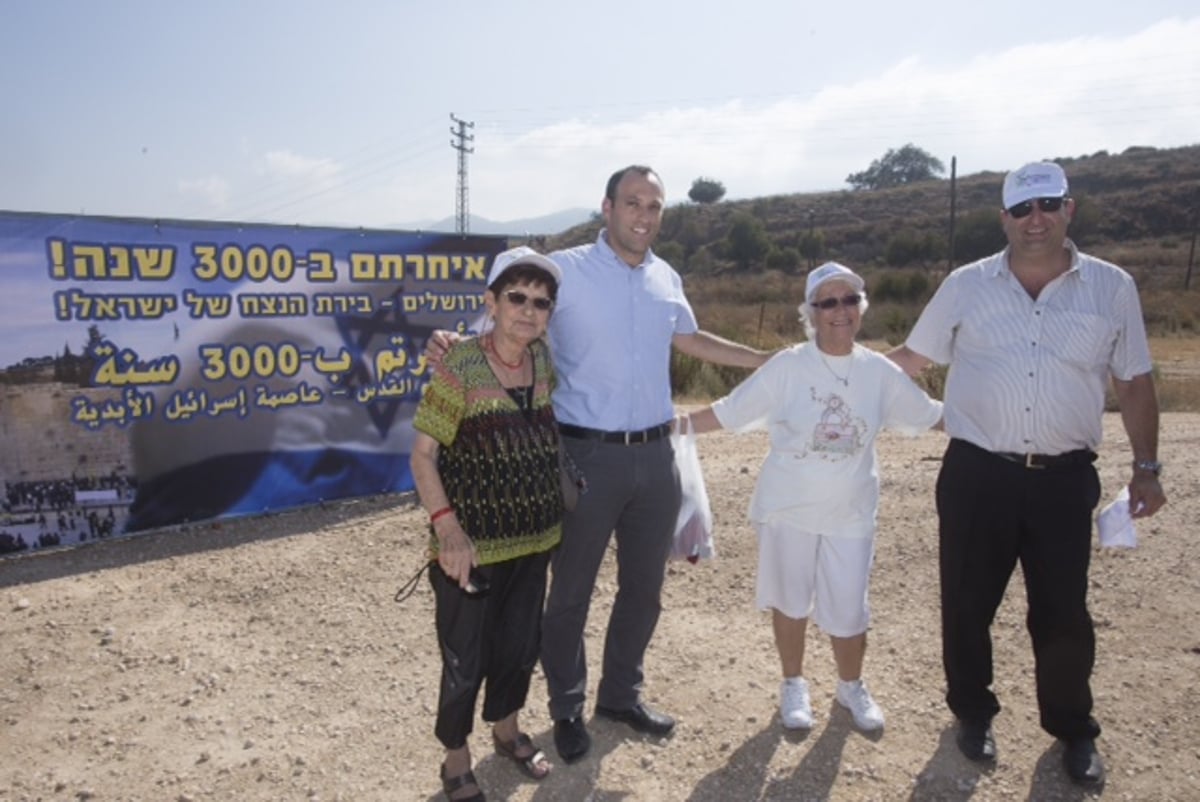 התשובה לשלט של חיזבאללה: "איחרתם ב-3000 שנה"