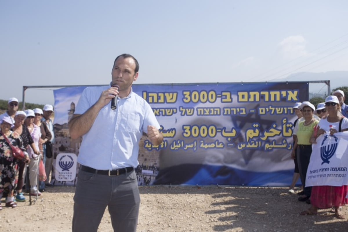 התשובה לשלט של חיזבאללה: "איחרתם ב-3000 שנה"