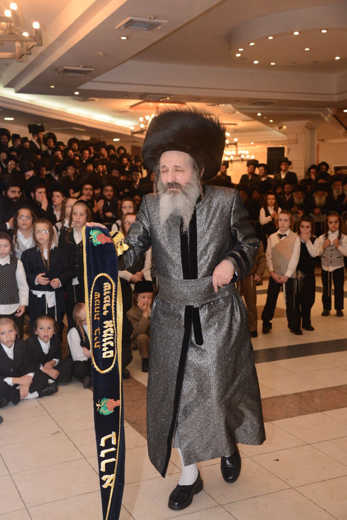 מריבה בחתונת בת האדמו"ר מביאלה ב"ב • גלריה