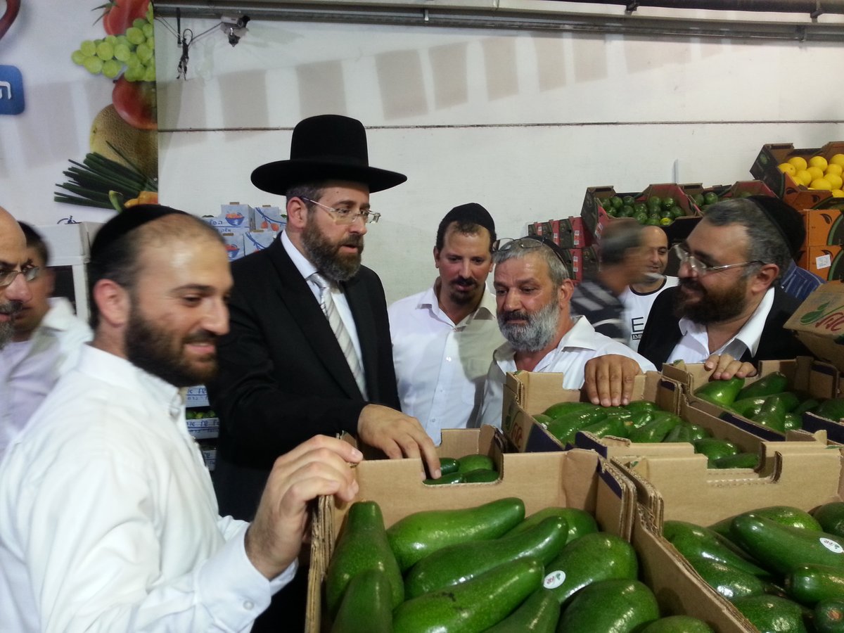 הרב הראשי דוד לאו ערך ביקור פתע בשוק הסיטונאי • תיעוד