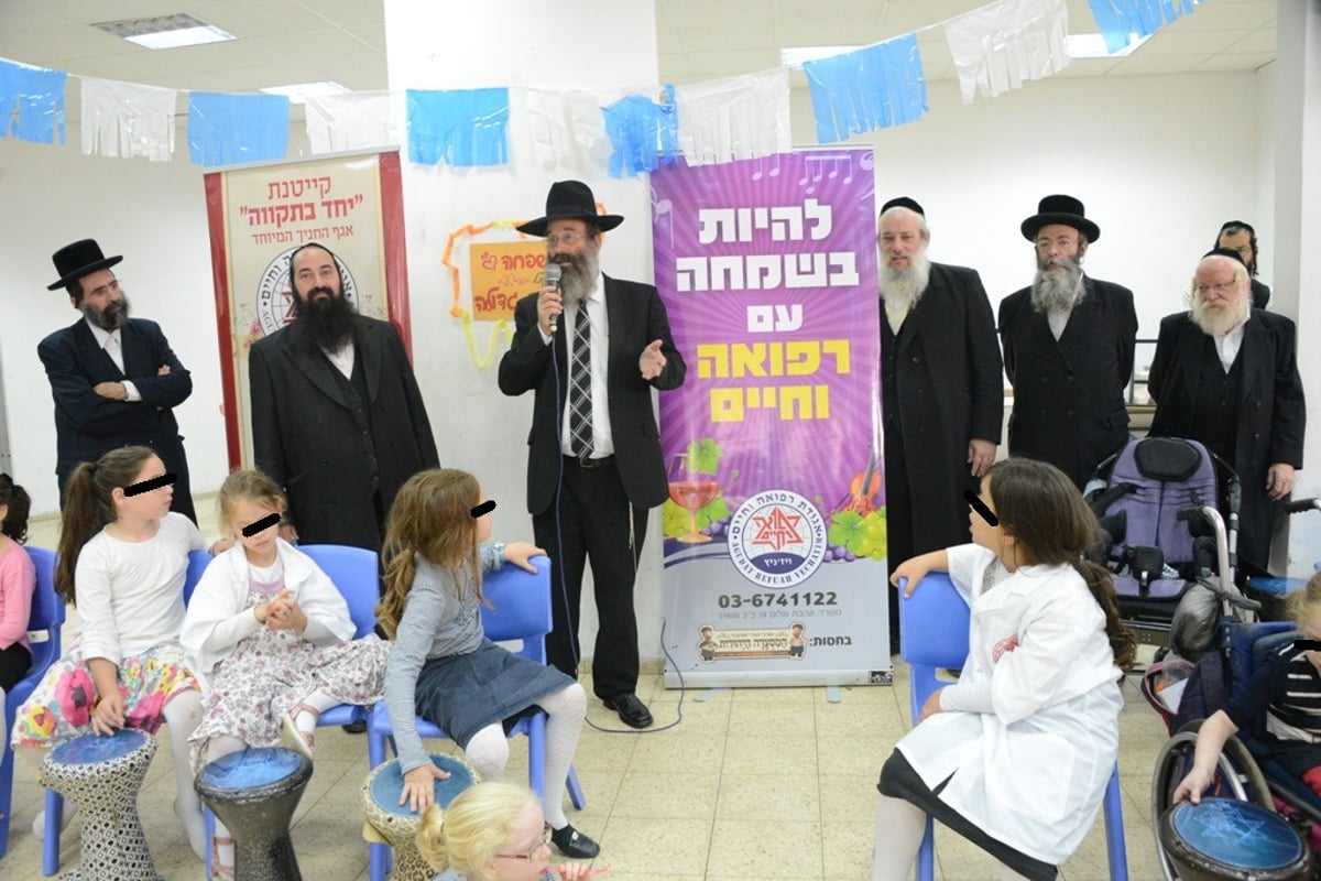 האדמו"ר מויז'ניץ הפתיע בביקור את ילדי 'רפואה וחיים'