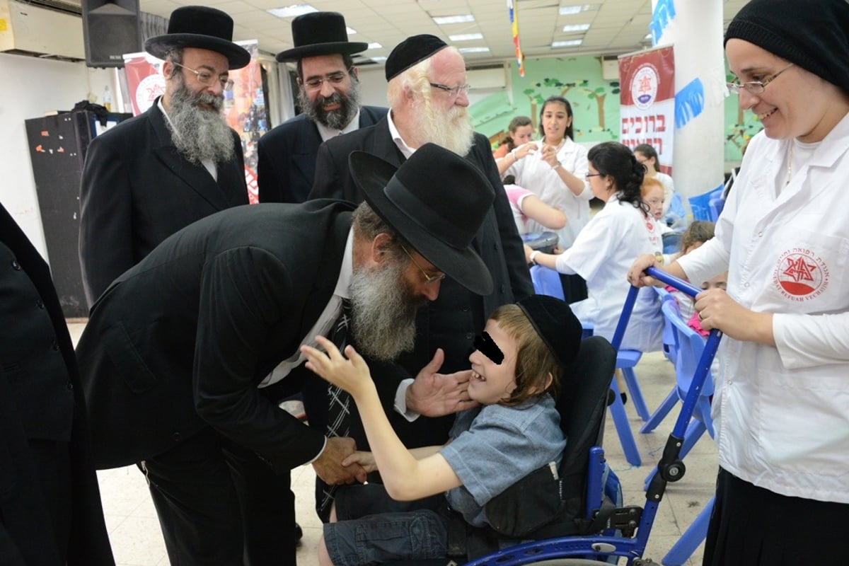 האדמו"ר מויז'ניץ הפתיע בביקור את ילדי 'רפואה וחיים'