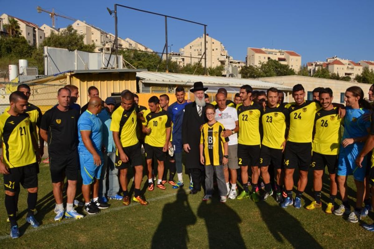 צפו: הרב יונה מצגר נפגש עם שחקני 'בית"ר ירושלים'