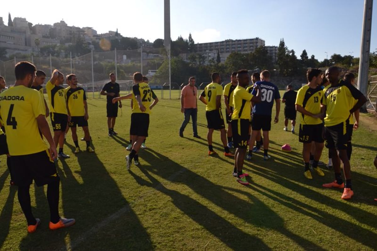 צפו: הרב יונה מצגר נפגש עם שחקני 'בית"ר ירושלים'