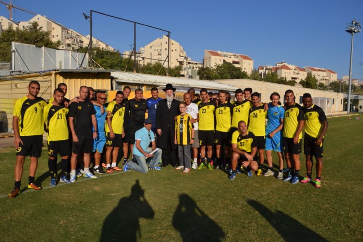 צפו: הרב יונה מצגר נפגש עם שחקני 'בית"ר ירושלים'