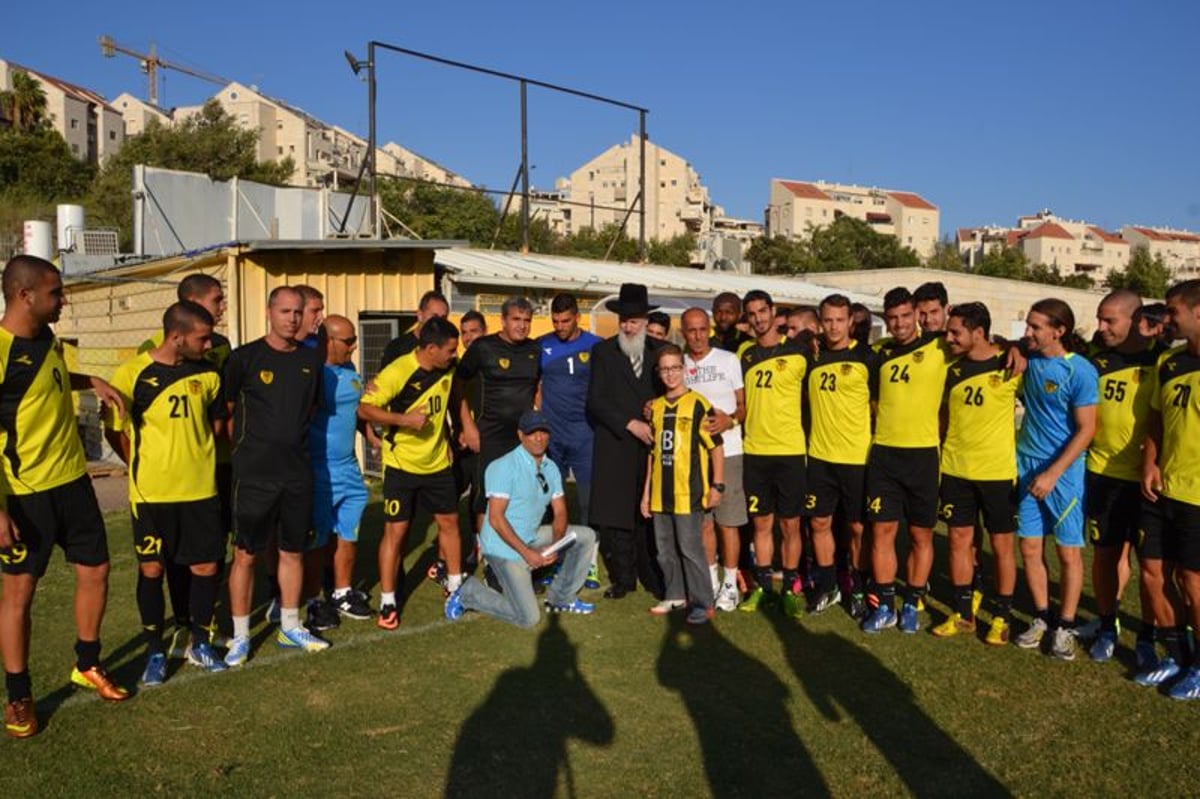 צפו: הרב יונה מצגר נפגש עם שחקני 'בית"ר ירושלים'