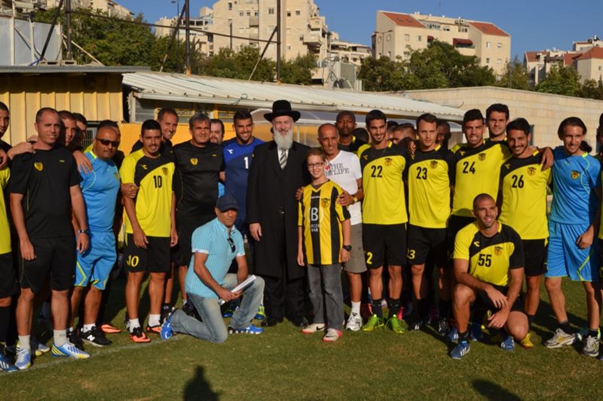 צפו: הרב יונה מצגר נפגש עם שחקני 'בית"ר ירושלים'