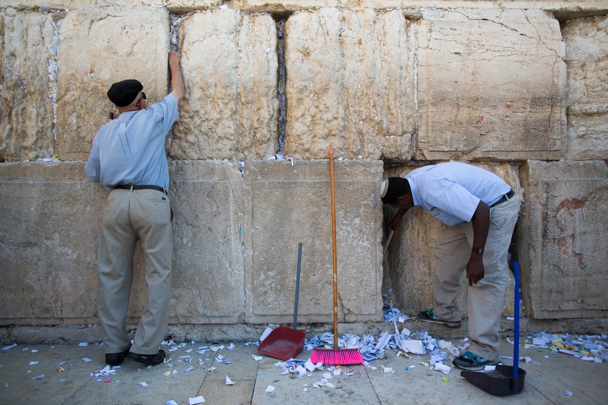 ערב ראש השנה: מנקים את אבני הכותל המערבי