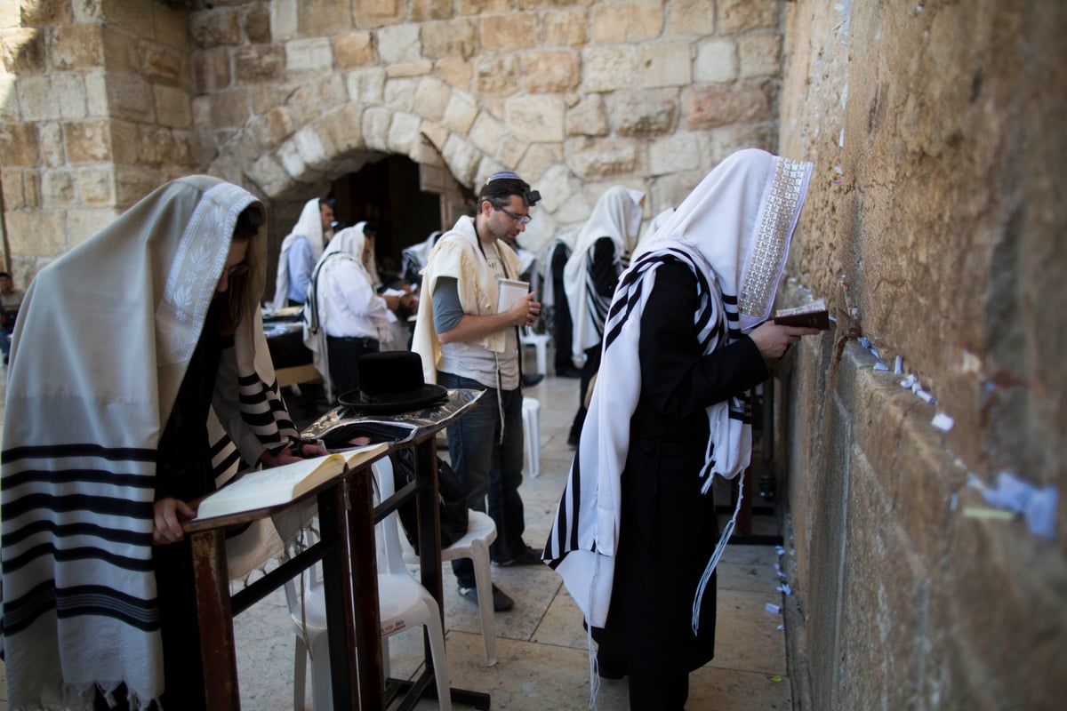 ערב ראש השנה: מנקים את אבני הכותל המערבי