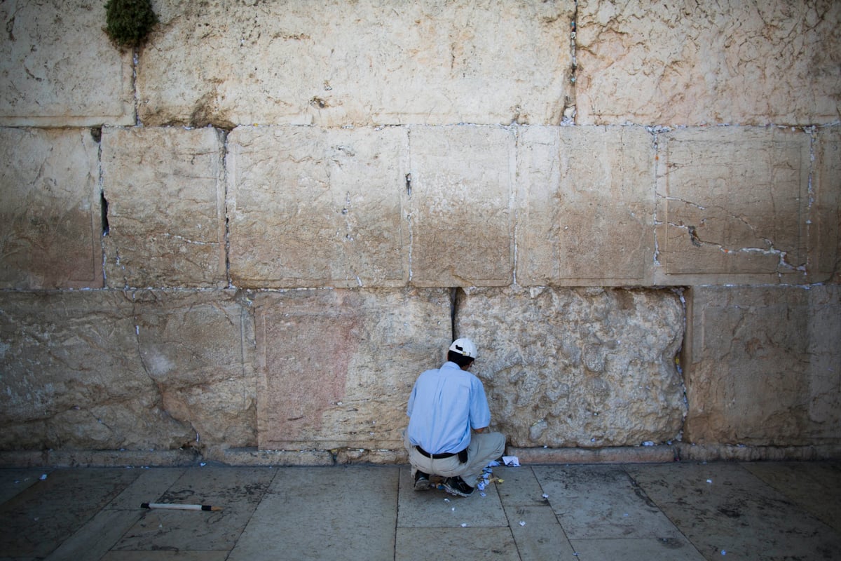 ערב ראש השנה: מנקים את אבני הכותל המערבי