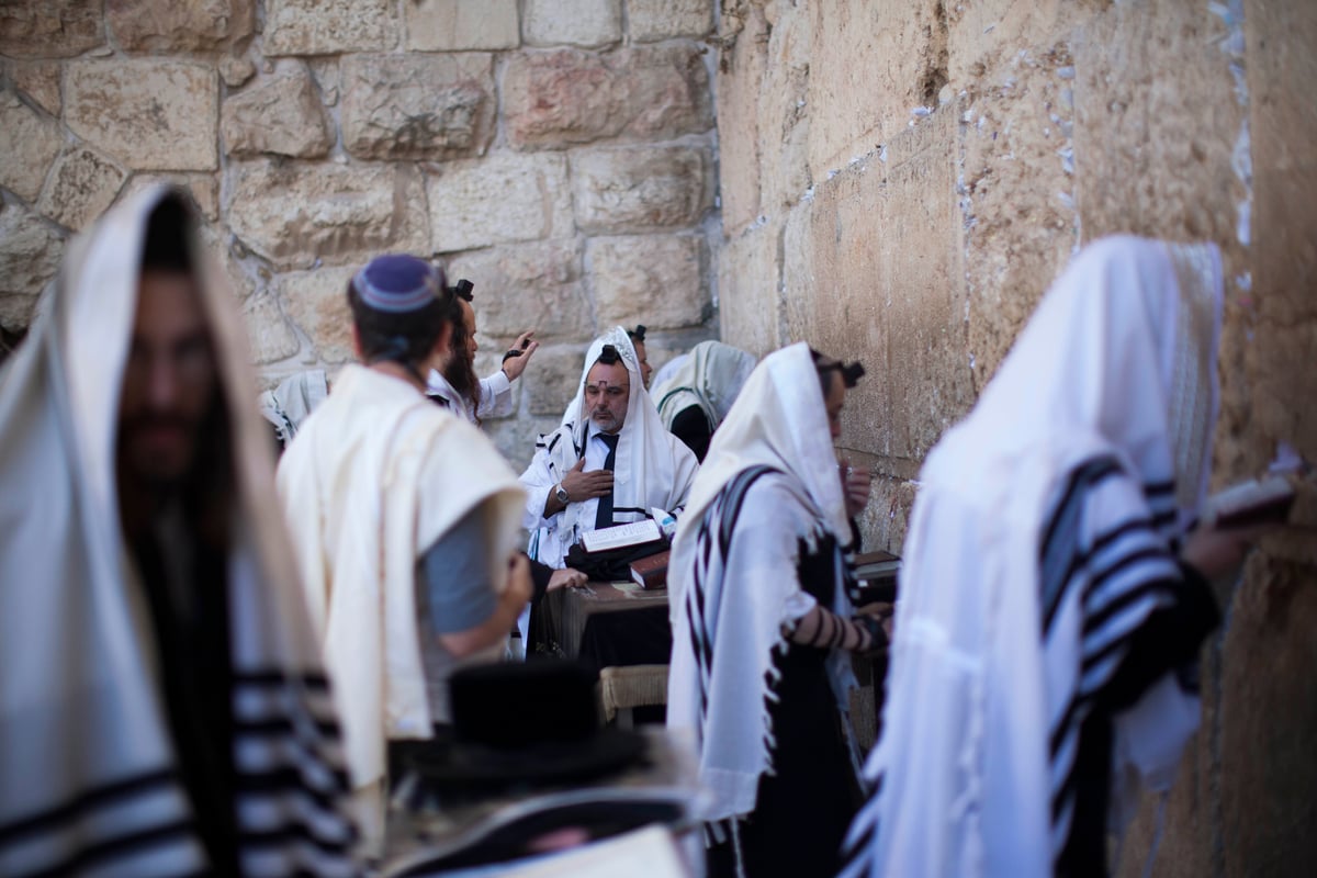 ערב ראש השנה: מנקים את אבני הכותל המערבי