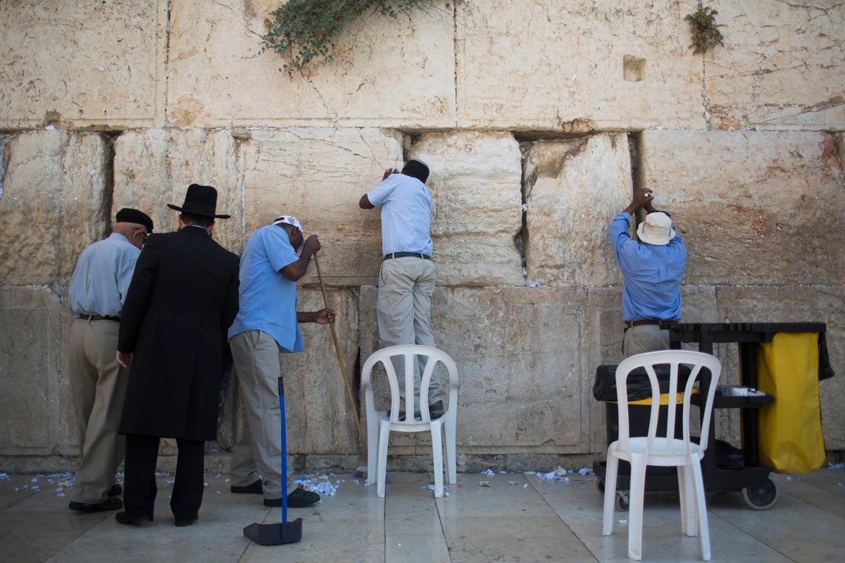 ערב ראש השנה: מנקים את אבני הכותל המערבי