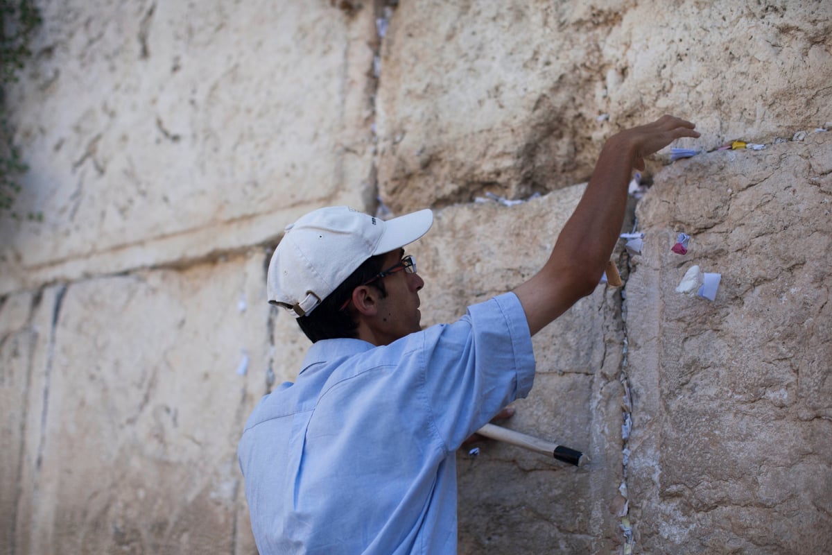 ערב ראש השנה: מנקים את אבני הכותל המערבי