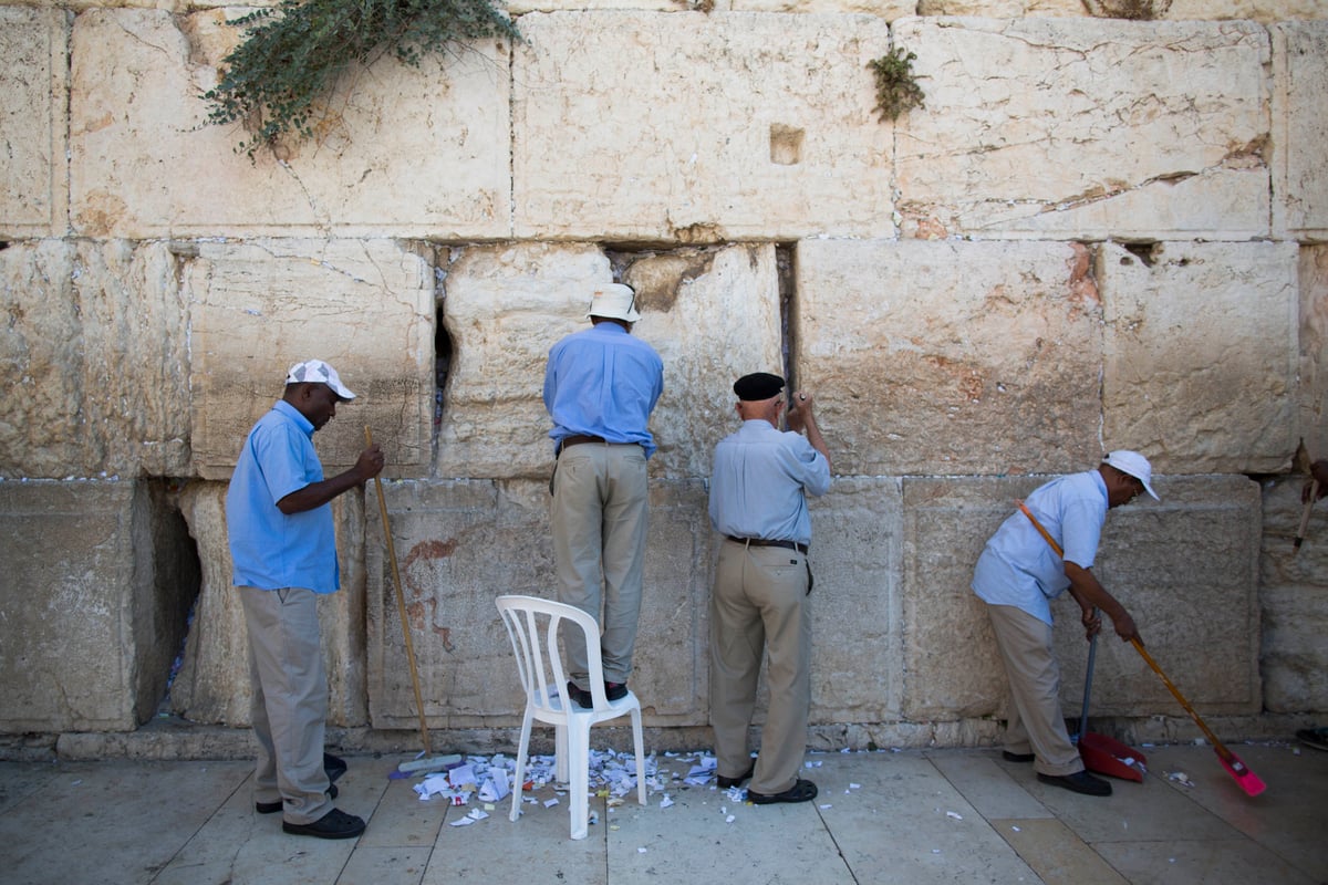 ערב ראש השנה: מנקים את אבני הכותל המערבי