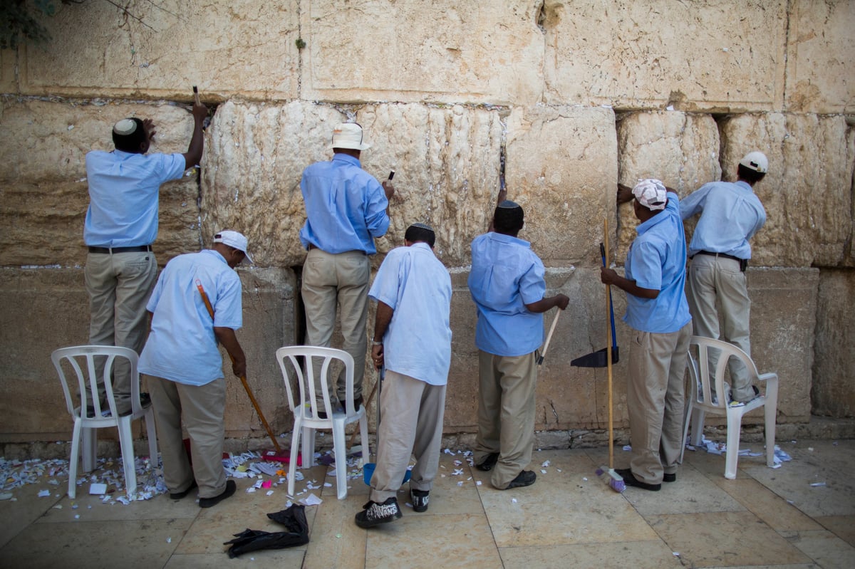 ערב ראש השנה: מנקים את אבני הכותל המערבי