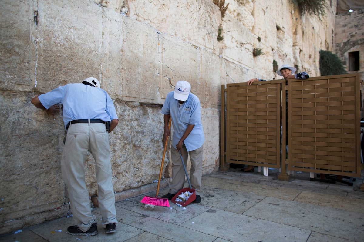 ערב ראש השנה: מנקים את אבני הכותל המערבי