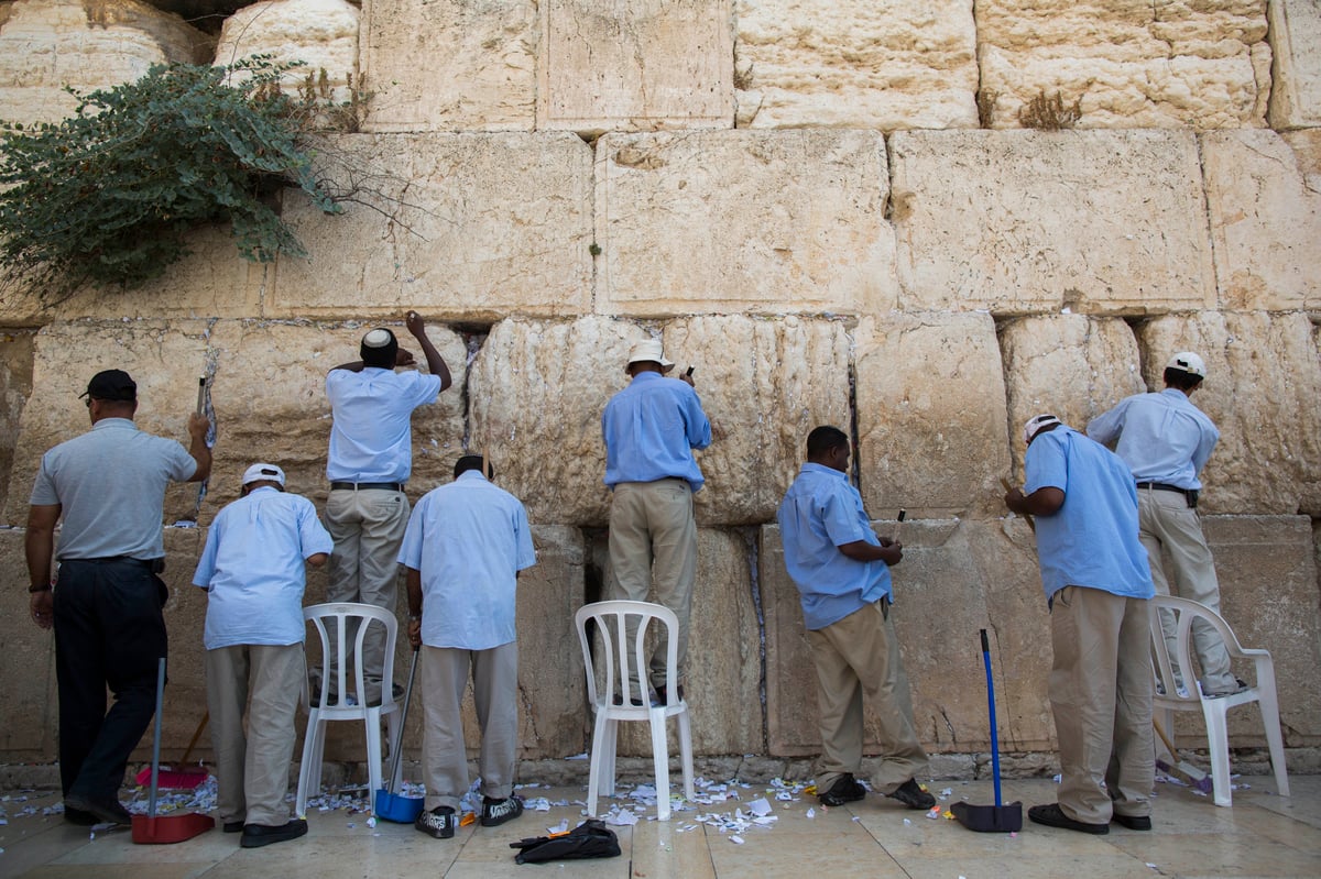 ערב ראש השנה: מנקים את אבני הכותל המערבי