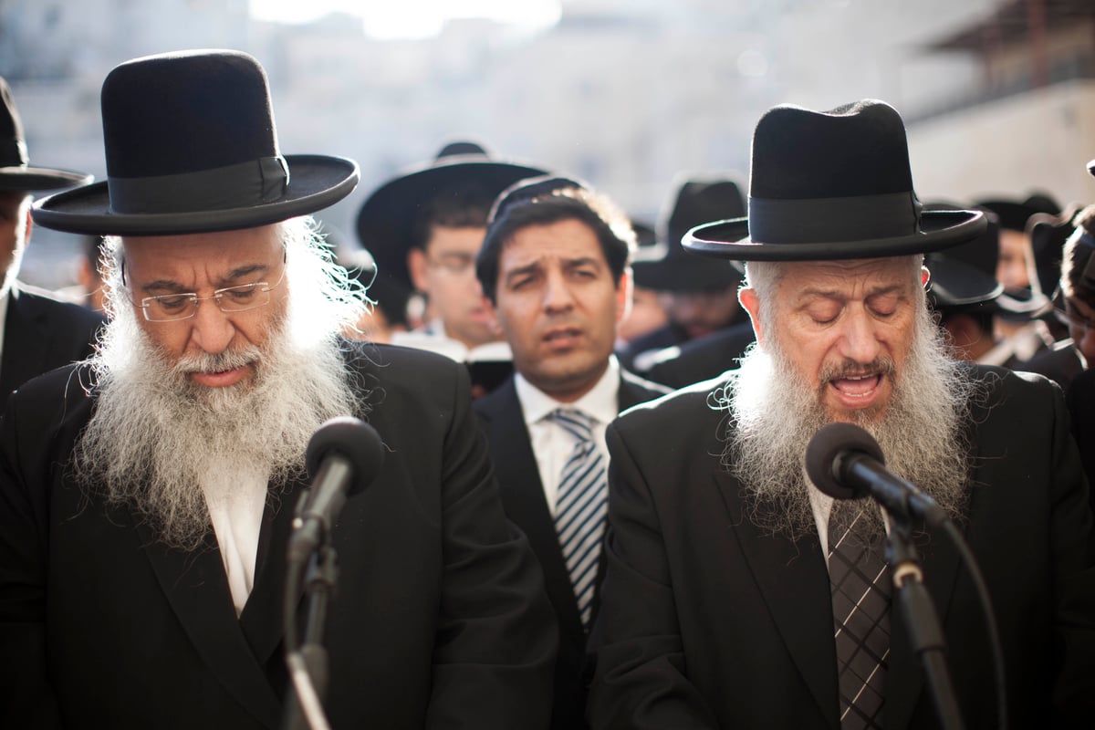 צפו: המונים התפללו בכותל לרפואת הרב עובדיה יוסף