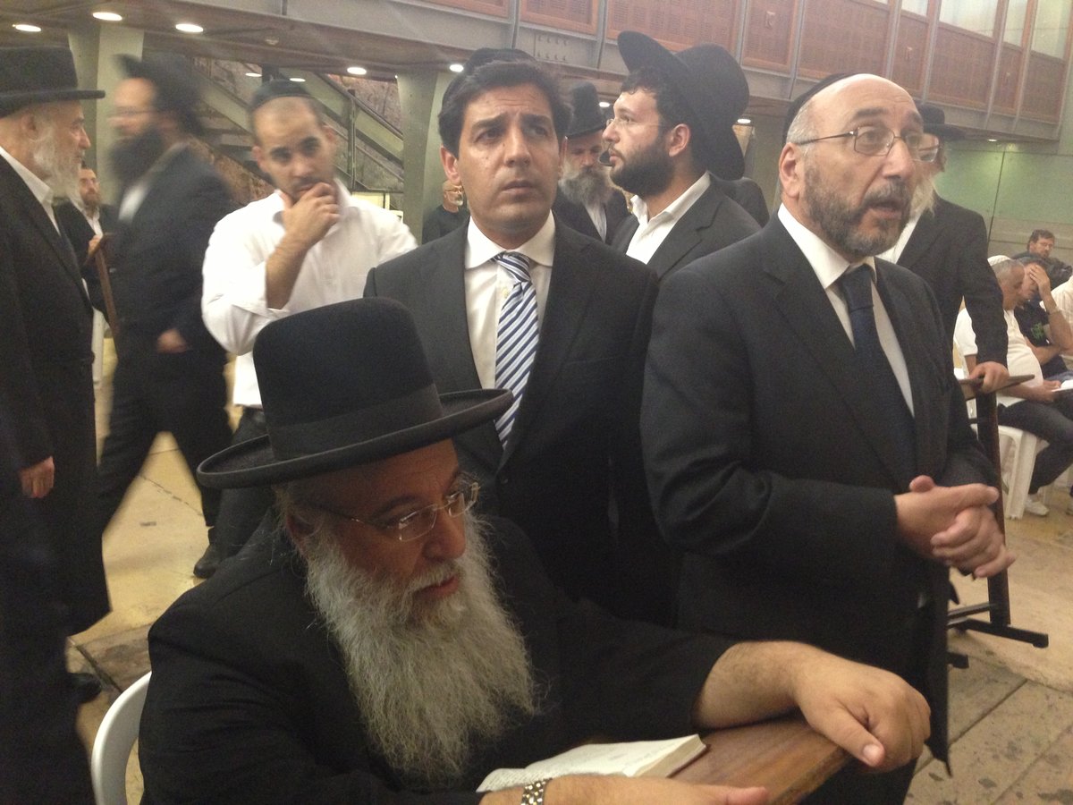 צפו: המונים התפללו בכותל לרפואת הרב עובדיה יוסף