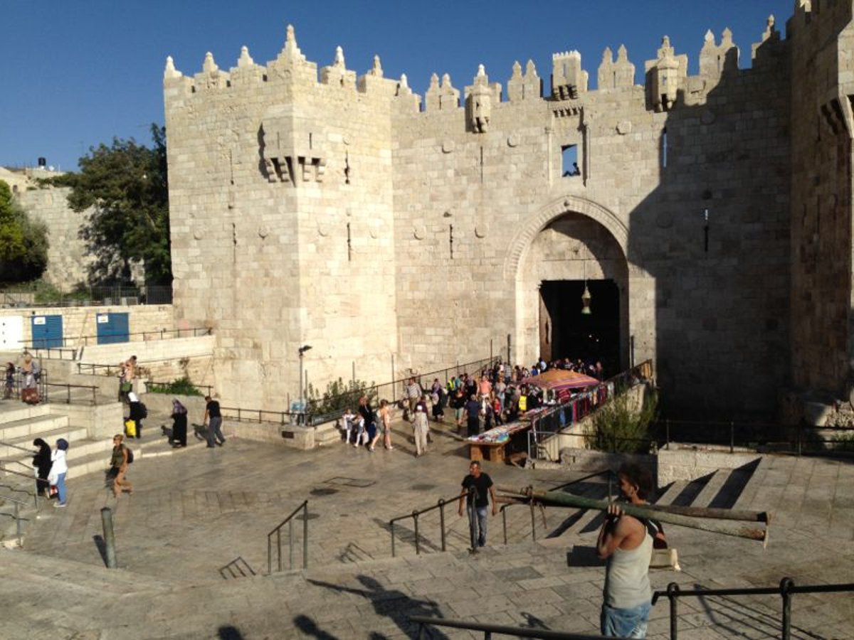 שער שכם: ערבים קיימו הפגנת זעם בעקבות האירועים בקלנדיה