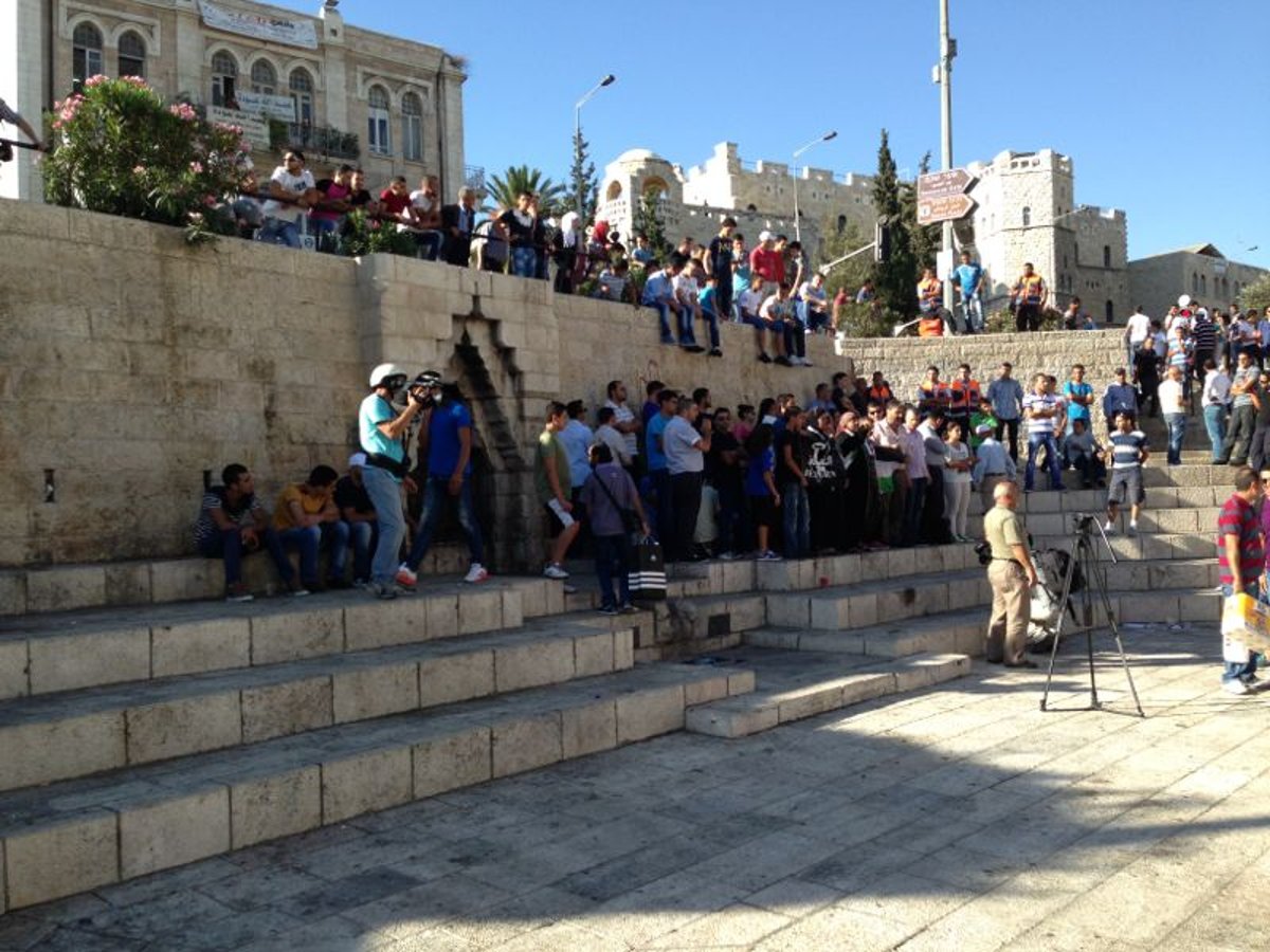 שער שכם: ערבים קיימו הפגנת זעם בעקבות האירועים בקלנדיה